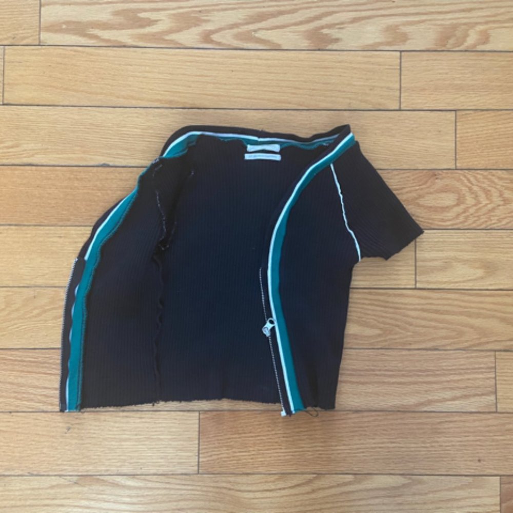 Crop Top Tee With Zipper In Front - Picture 5 of 5